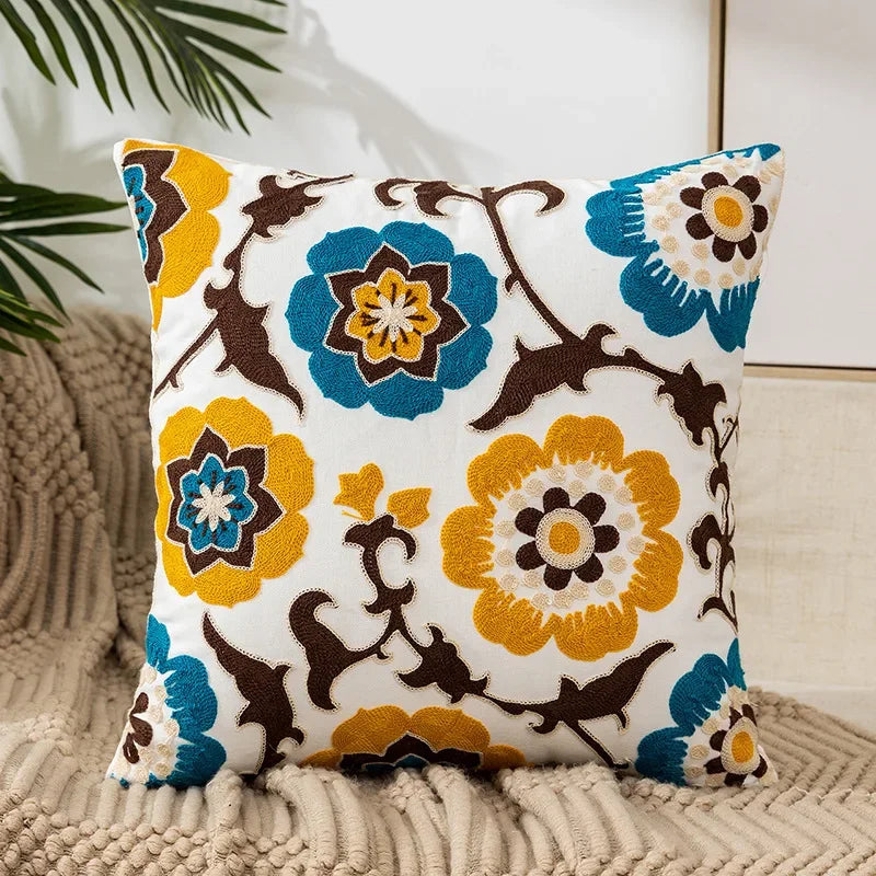 BloomLinen – Bestickter Kissenbezug aus Baumwoll-Canvas mit rustikalem floralem Pracht