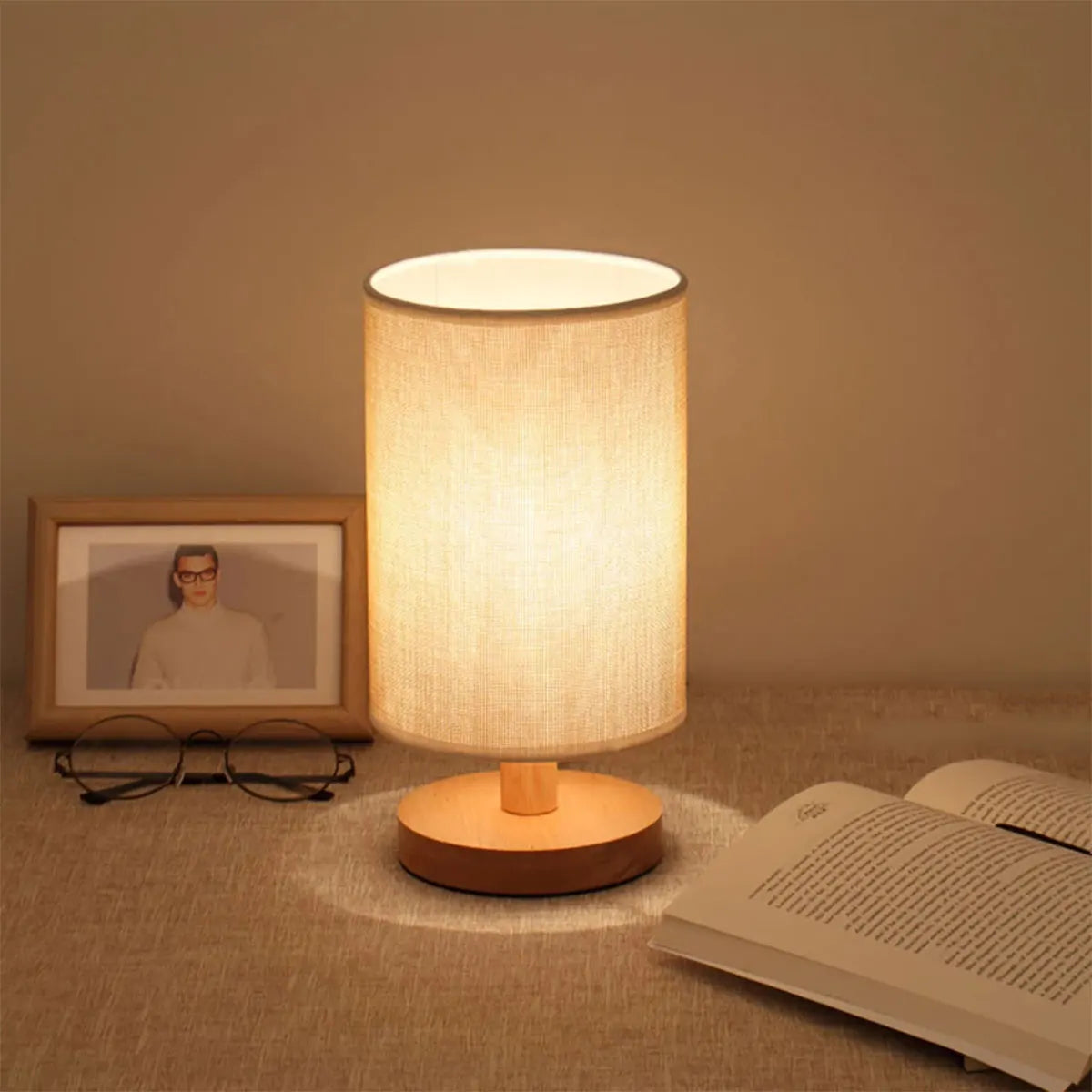 Royaleva USB Nachttischlampe mit Holzsockel und Zylinderschirm