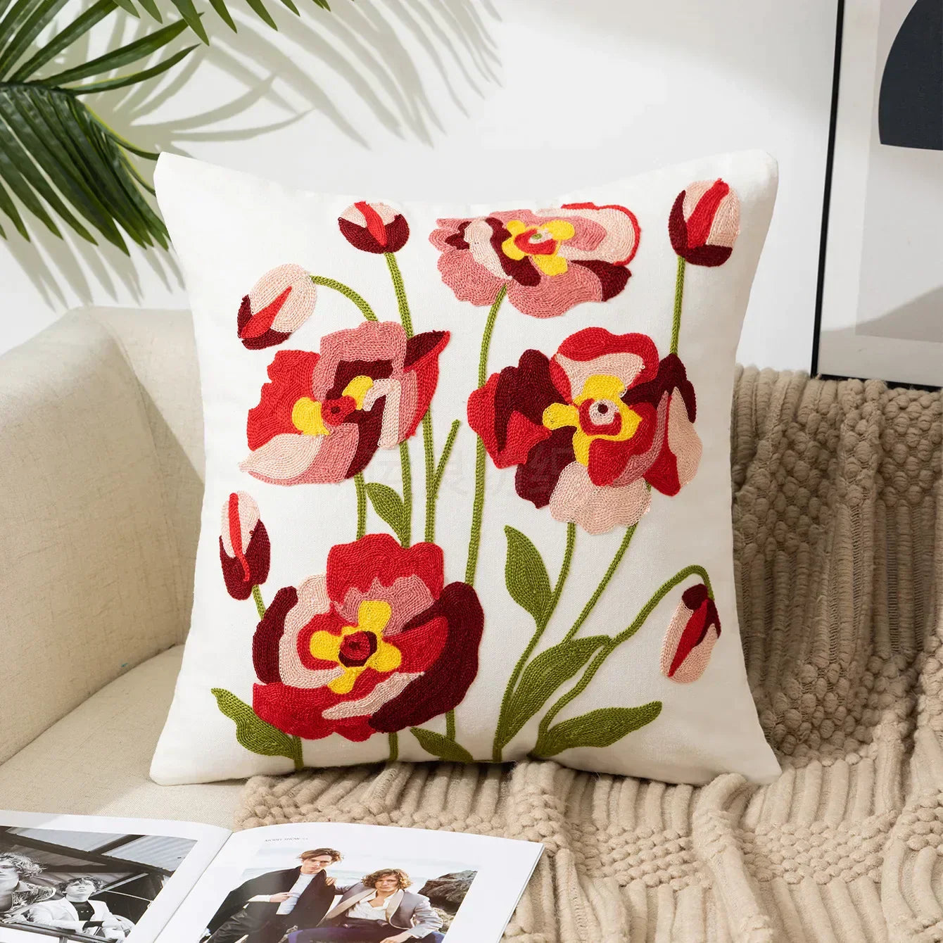 BloomLinen – Bestickter Kissenbezug aus Baumwoll-Canvas mit rustikalem floralem Pracht
