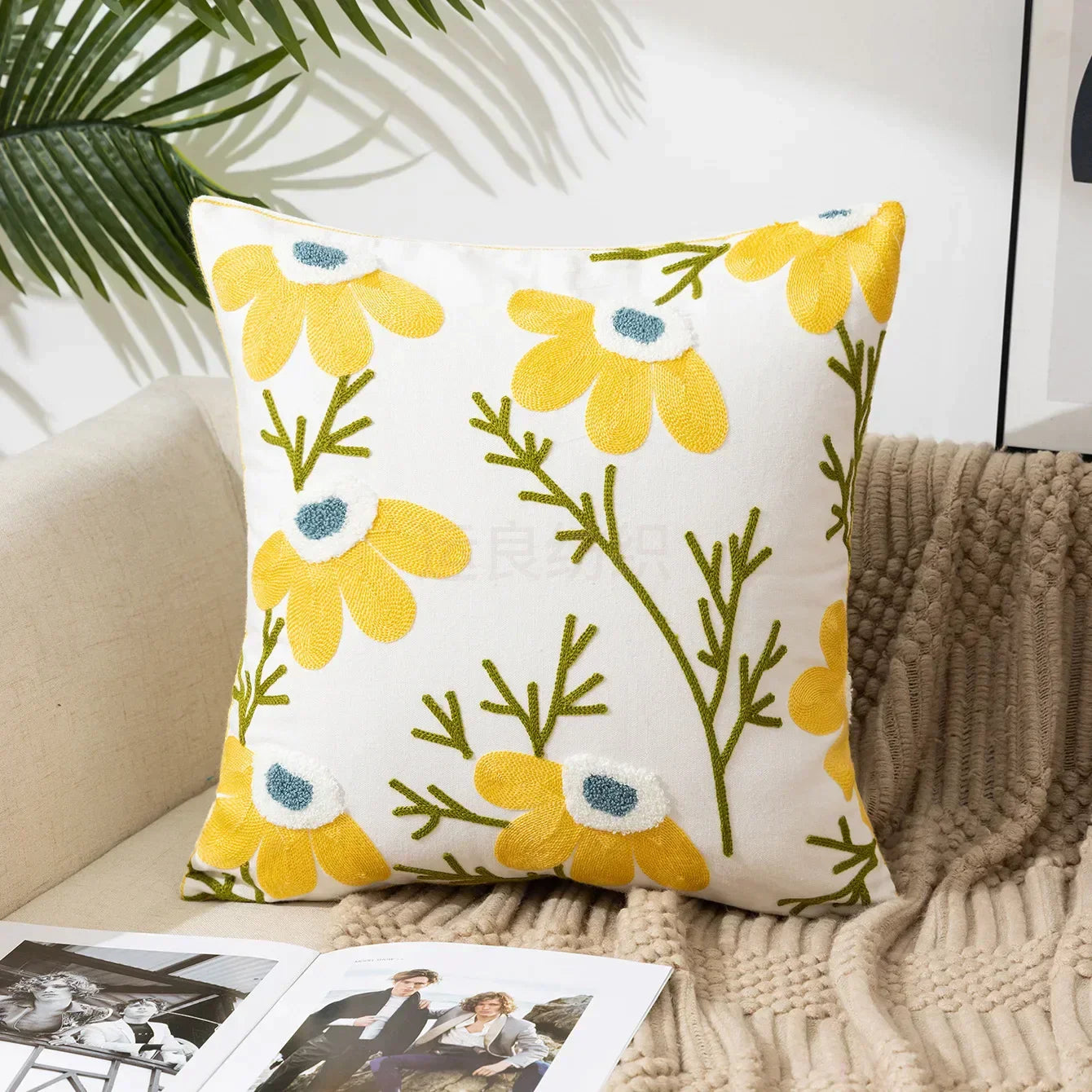 BloomLinen – Bestickter Kissenbezug aus Baumwoll-Canvas mit rustikalem floralem Pracht