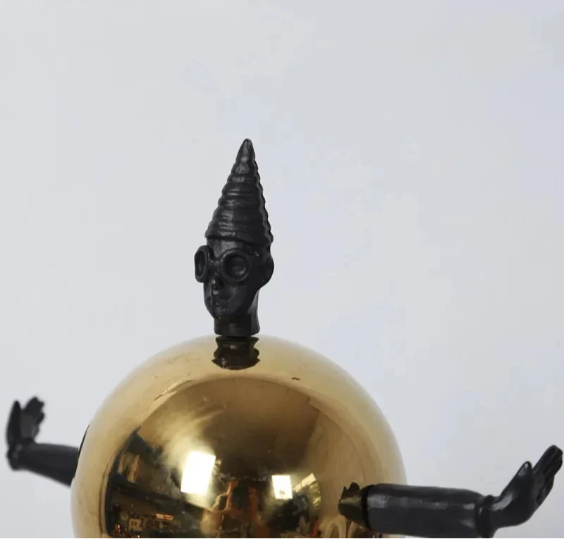 Abstrakte Metall Rüstung Ball Mann Skulptur