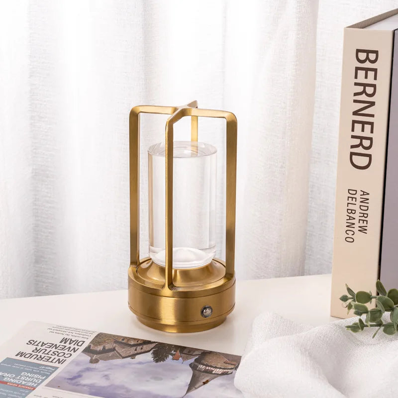 LumiGlow – Kristall Tischlampe mit kabelloser Funktionalität