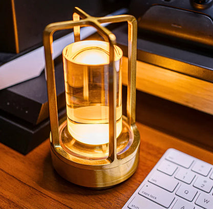 LumiGlow – Kristall Tischlampe mit kabelloser Funktionalität