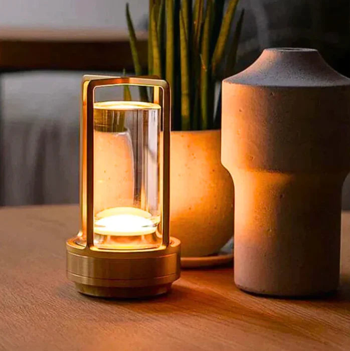 LumiGlow – Kristall Tischlampe mit kabelloser Funktionalität