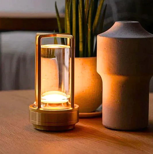 LumiGlow – Kristall Tischlampe mit kabelloser Funktionalität