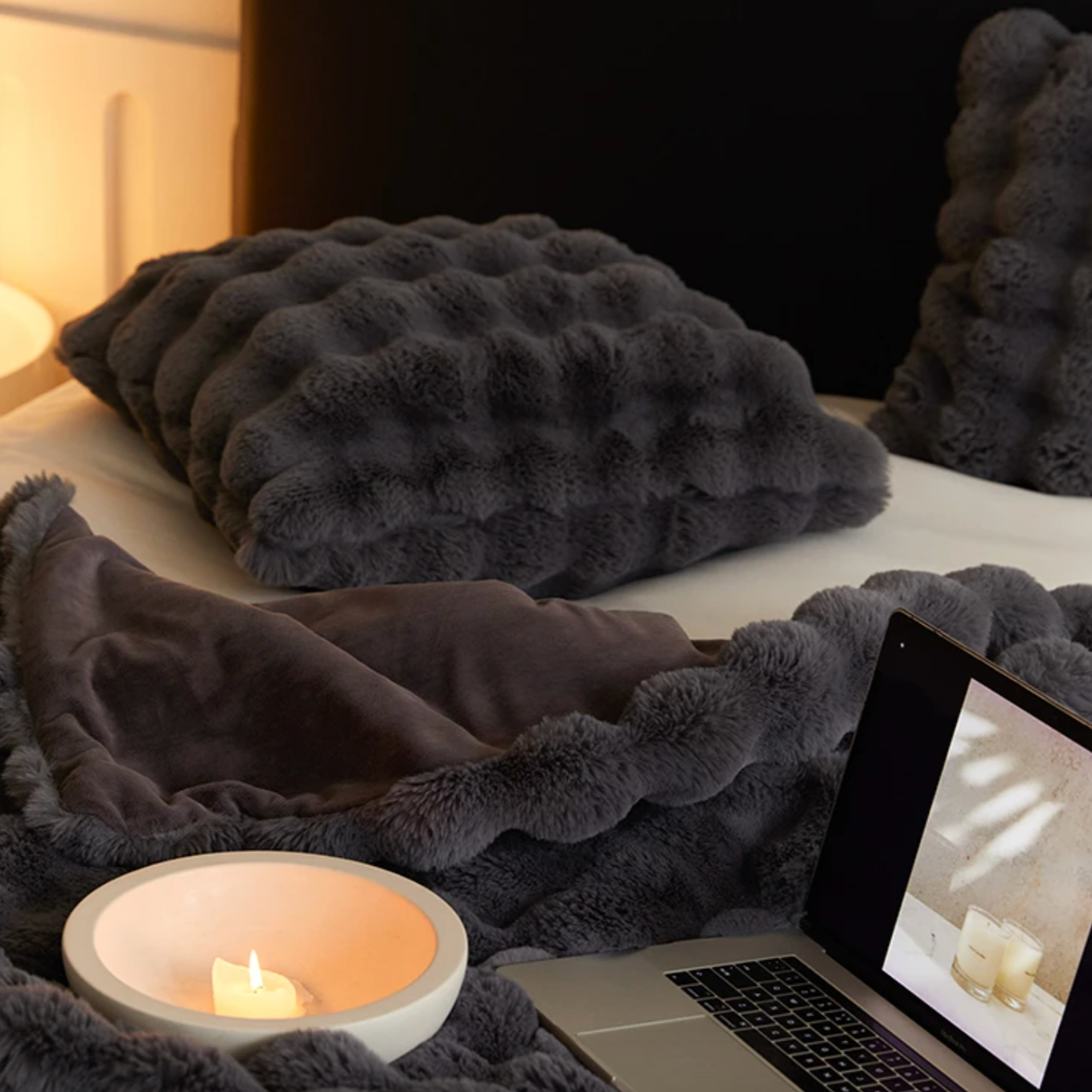 FurLuxe – Luxuriöser Faux Fur Kissenbezug für stilvollen Komfort