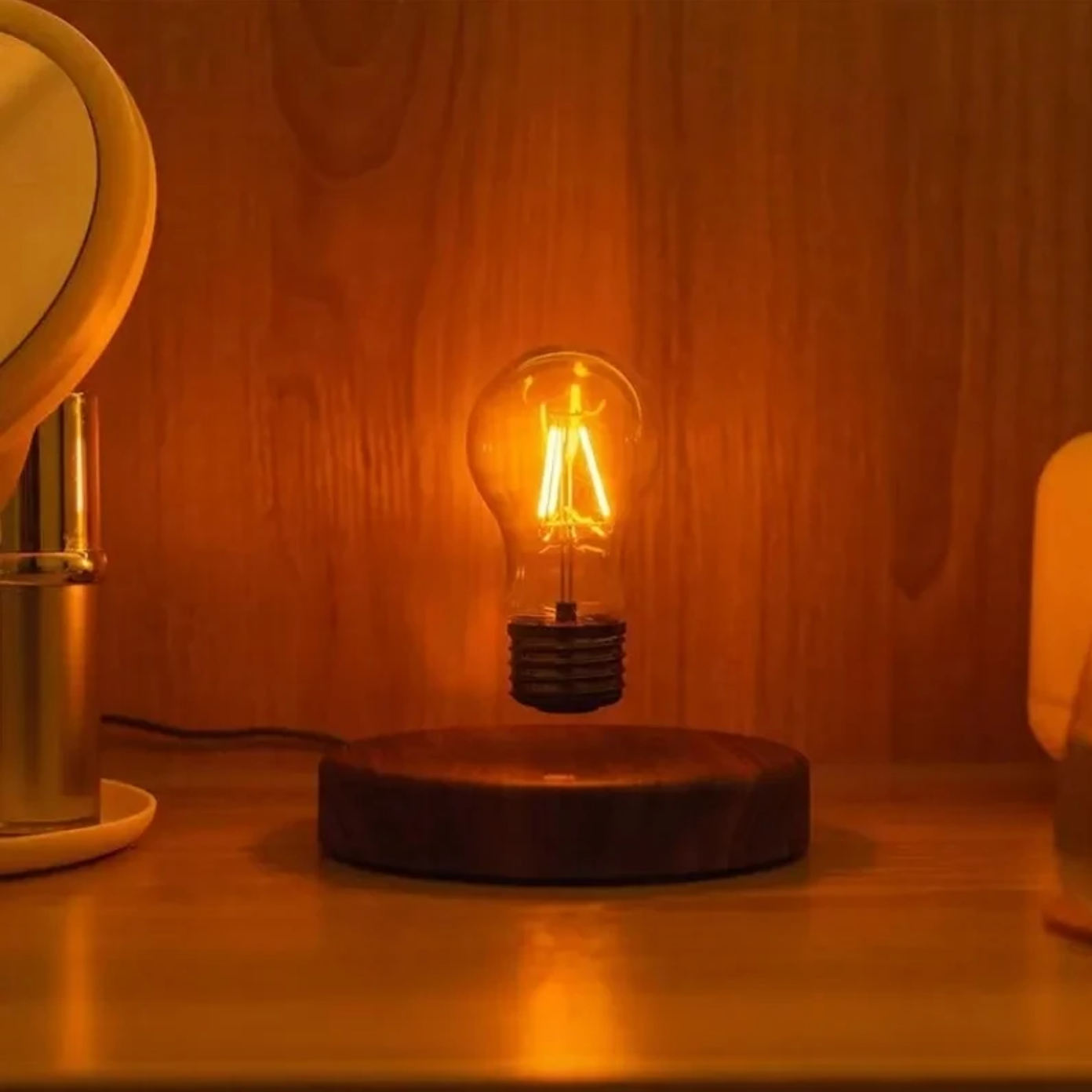 MagLev – Innovative Tischlampe mit schwebendem Design