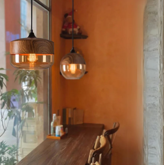 Stylische skandinavische Holzpendelleuchte