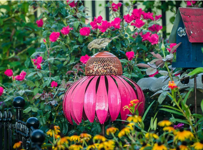 Vogelfutter Station im Blumen-Design