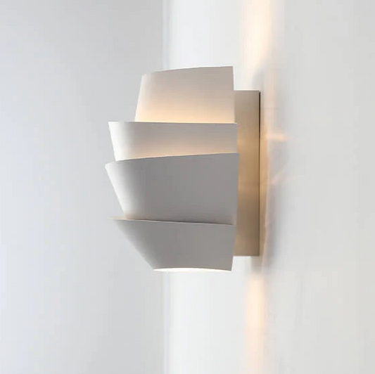 Moderne Wandlampe mit dualen Lichteigenschaften
