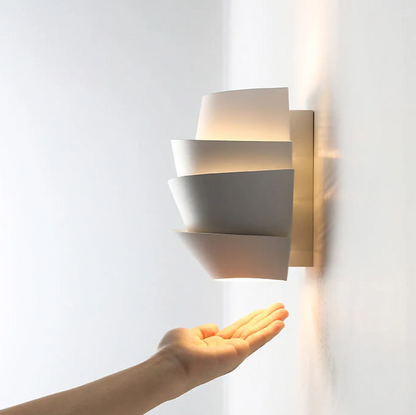 Moderne Wandlampe mit dualen Lichteigenschaften