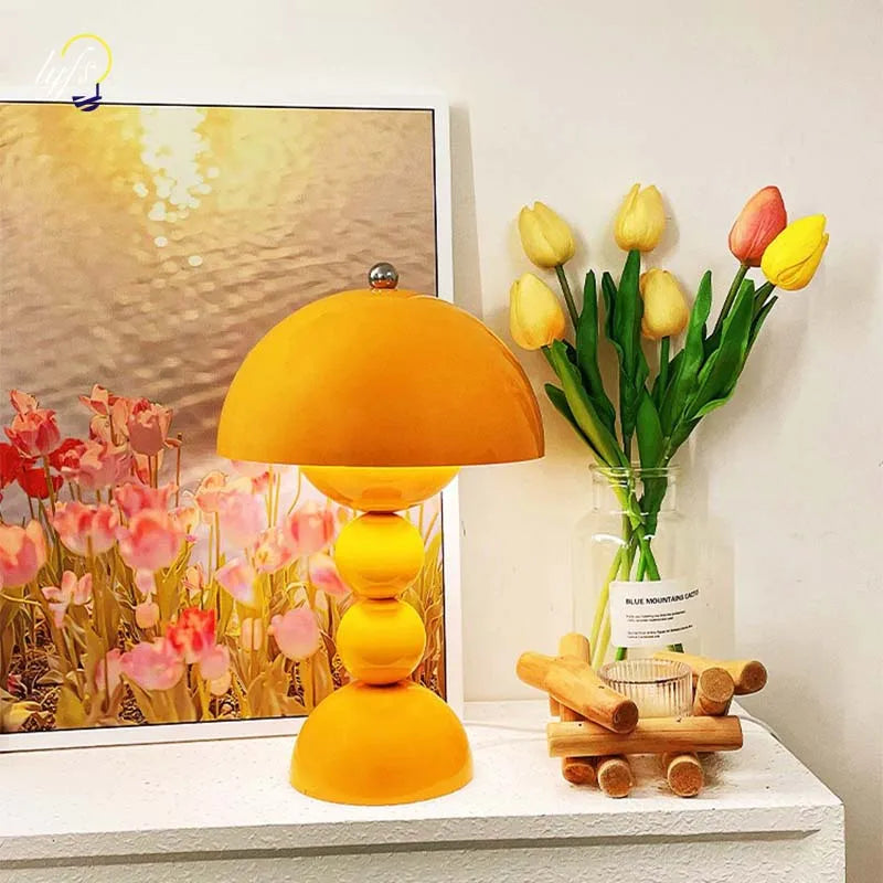 Dimmbare LED-Tischlampe mit Blumenknospen-Design und USB-Ladung | BloomLight