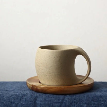 Minimalistische keramische Kaffeetasse mit Holzuntersetzer