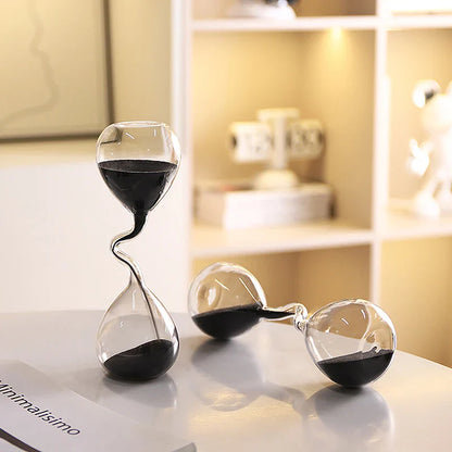 Schwarze Sanduhr im modernen Design – Kurviges Wohnaccessoire aus Glas als ästhetisches Tischornament