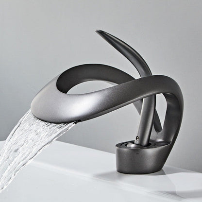 Badezimmer Wasserhahn mit modernem Wasserfallauslauf