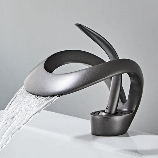Badezimmer Wasserhahn mit modernem Wasserfallauslauf