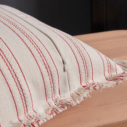 ScandiLuxe – Elegante Jacquard Kissenbezug mit feinen Fransen Details