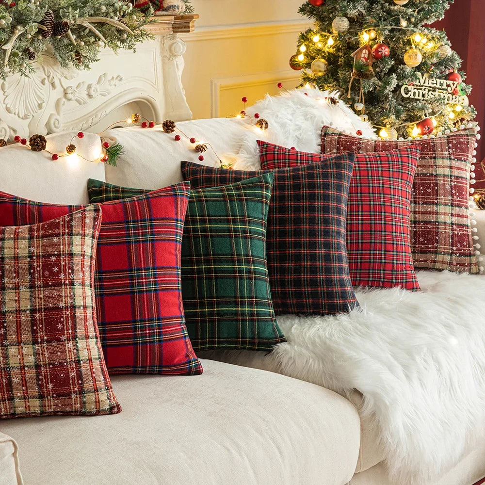 HolidayGlow – Weihnachtskaro Kissenbezug mit Schneeflockenmotiv für ein magisches Interieur