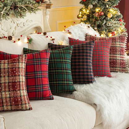 HolidayGlow – Weihnachtskaro Kissenbezug mit Schneeflockenmotiv für ein magisches Interieur
