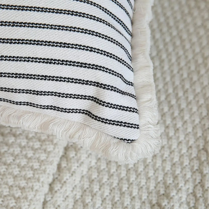 NordicLuxe – Jacquard-Kissenbezüge mit elegantem weißen Rüschen