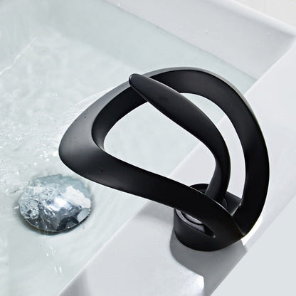 Badezimmer Wasserhahn mit modernem Wasserfallauslauf