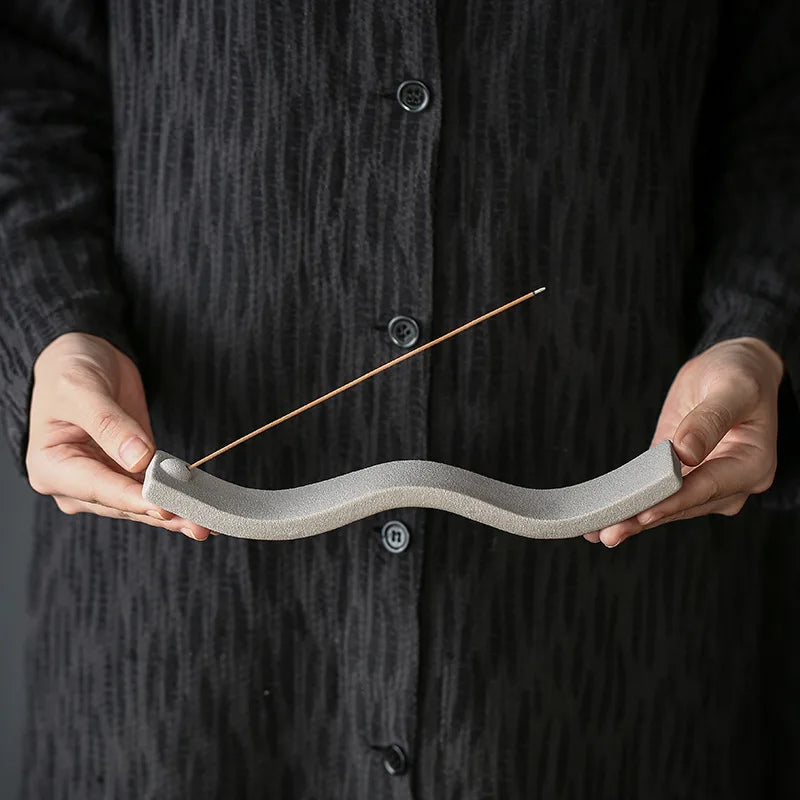 ZenWave – Eleganter Keramik Räuchergefäß mit beruhigendem Wellen-Design