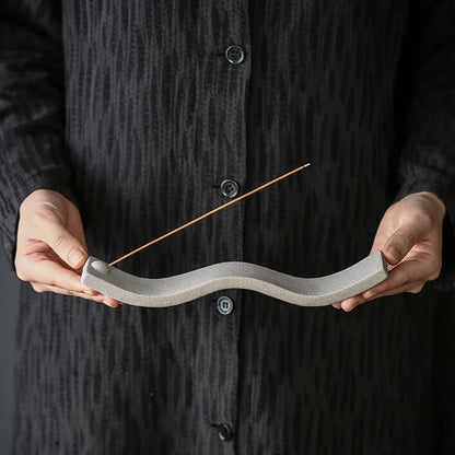 ZenWave – Eleganter Keramik Räuchergefäß mit beruhigendem Wellen-Design
