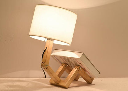 Tischlampe aus Holz in Roboterform