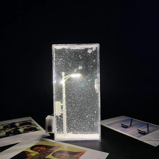 RoyaleGlow Schnee Nachtlampe – Gemütliches Winterwunderland Schreibtischlicht