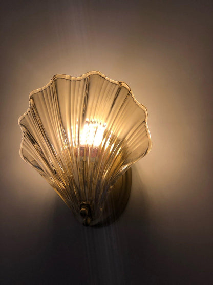 Garduru Wandleuchte – Elegante küsteninspiriertes Messing- und Glaswandlicht