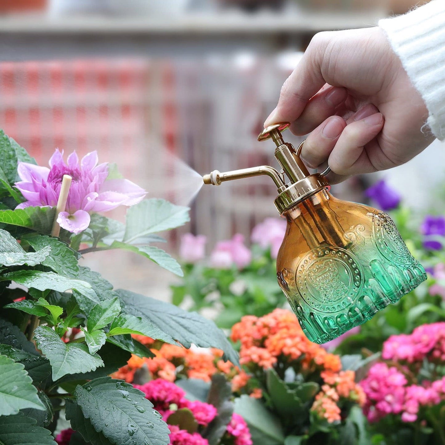 Vintage Glasflasche mit Metalldüse für Pflanzenpflege