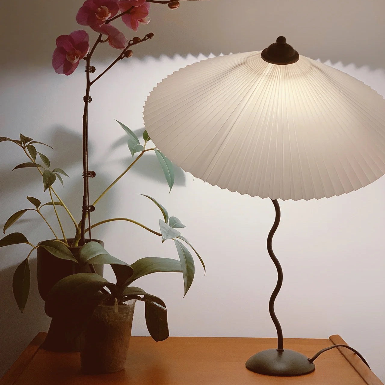 Tischlampe Squiggle – Moderne Lampe mit gewelltem Design für Wohnzimmer, Schlafzimmer und Büro