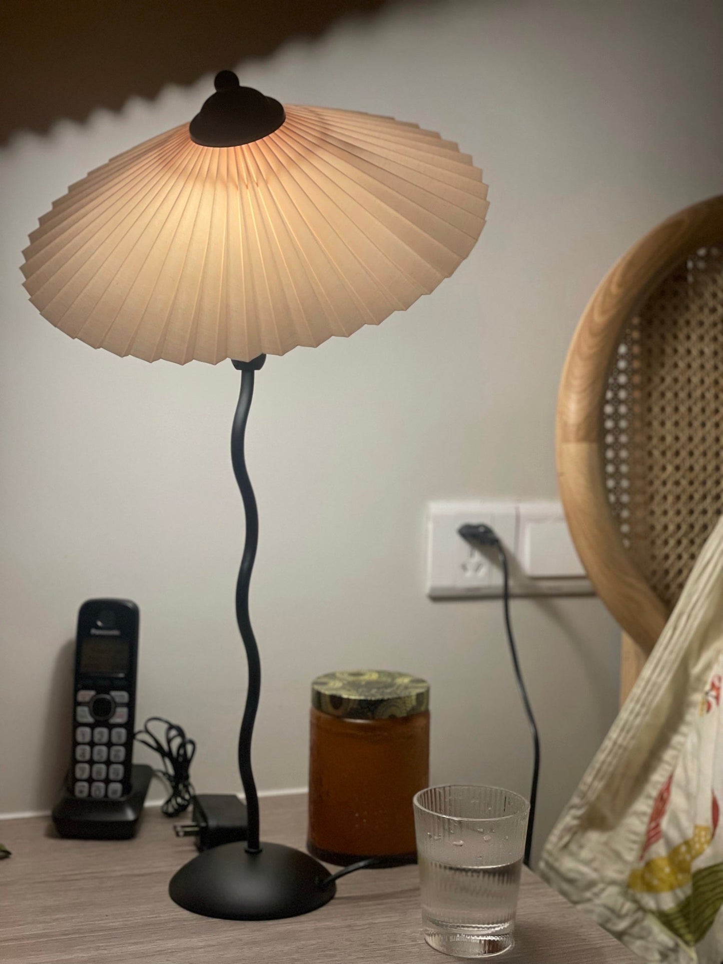 Tischlampe Squiggle – Moderne Lampe mit gewelltem Design für Wohnzimmer, Schlafzimmer und Büro