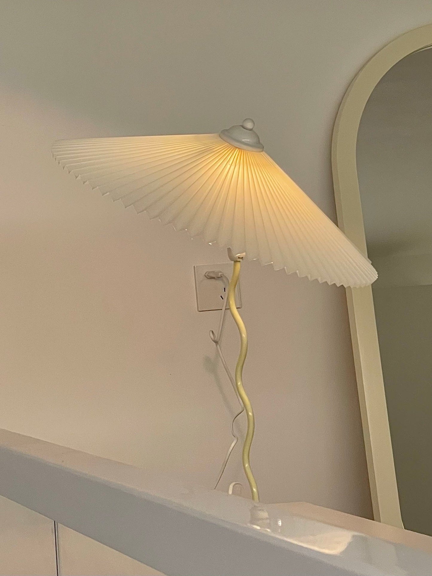 Tischlampe Squiggle – Moderne Lampe mit gewelltem Design für Wohnzimmer, Schlafzimmer und Büro