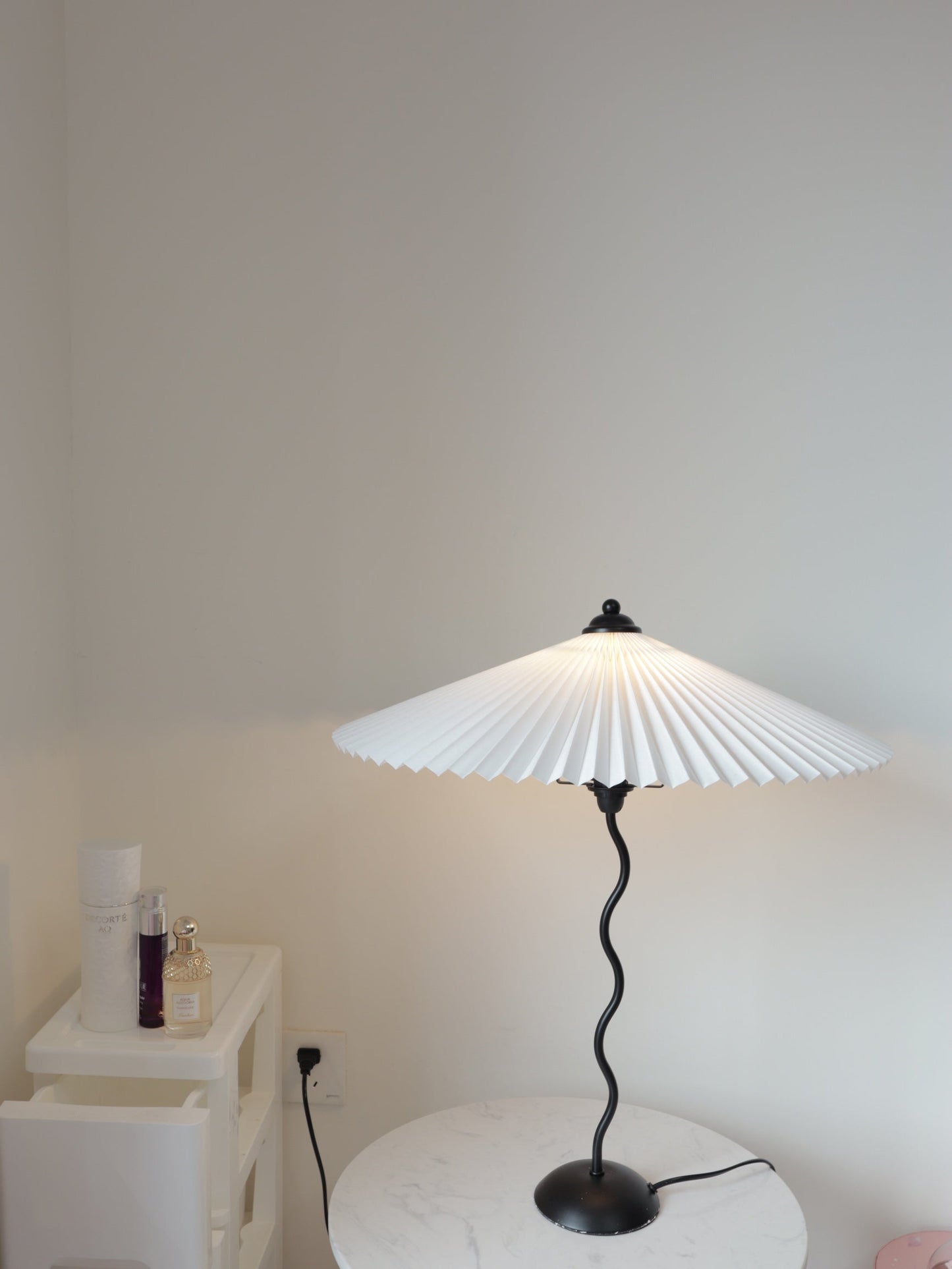 Tischlampe Squiggle – Moderne Lampe mit gewelltem Design für Wohnzimmer, Schlafzimmer und Büro