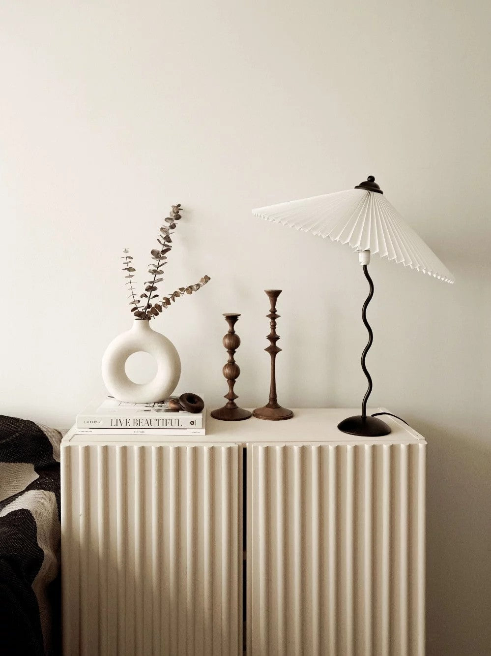 Tischlampe Squiggle – Moderne Lampe mit gewelltem Design für Wohnzimmer, Schlafzimmer und Büro