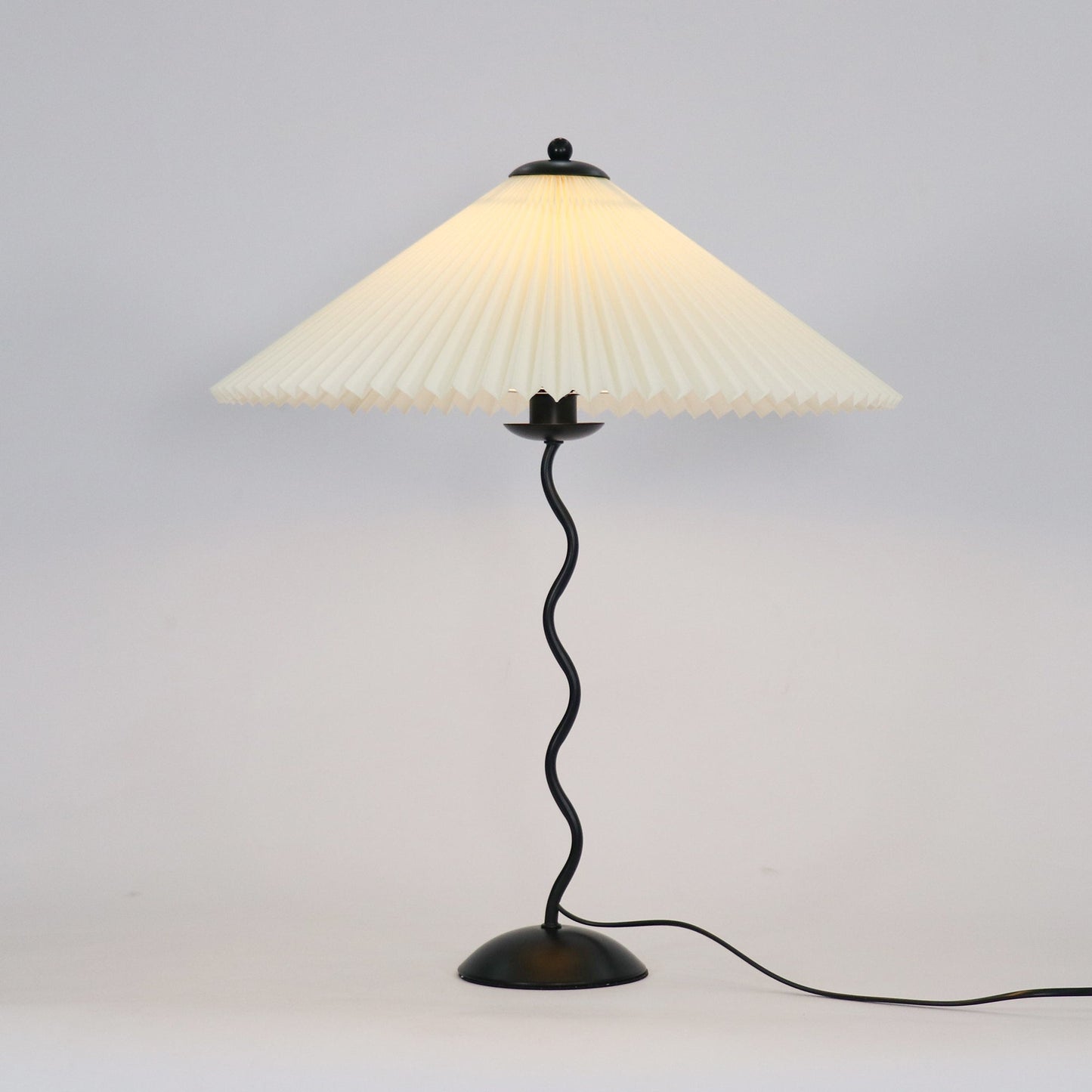 Tischlampe Squiggle – Moderne Lampe mit gewelltem Design für Wohnzimmer, Schlafzimmer und Büro
