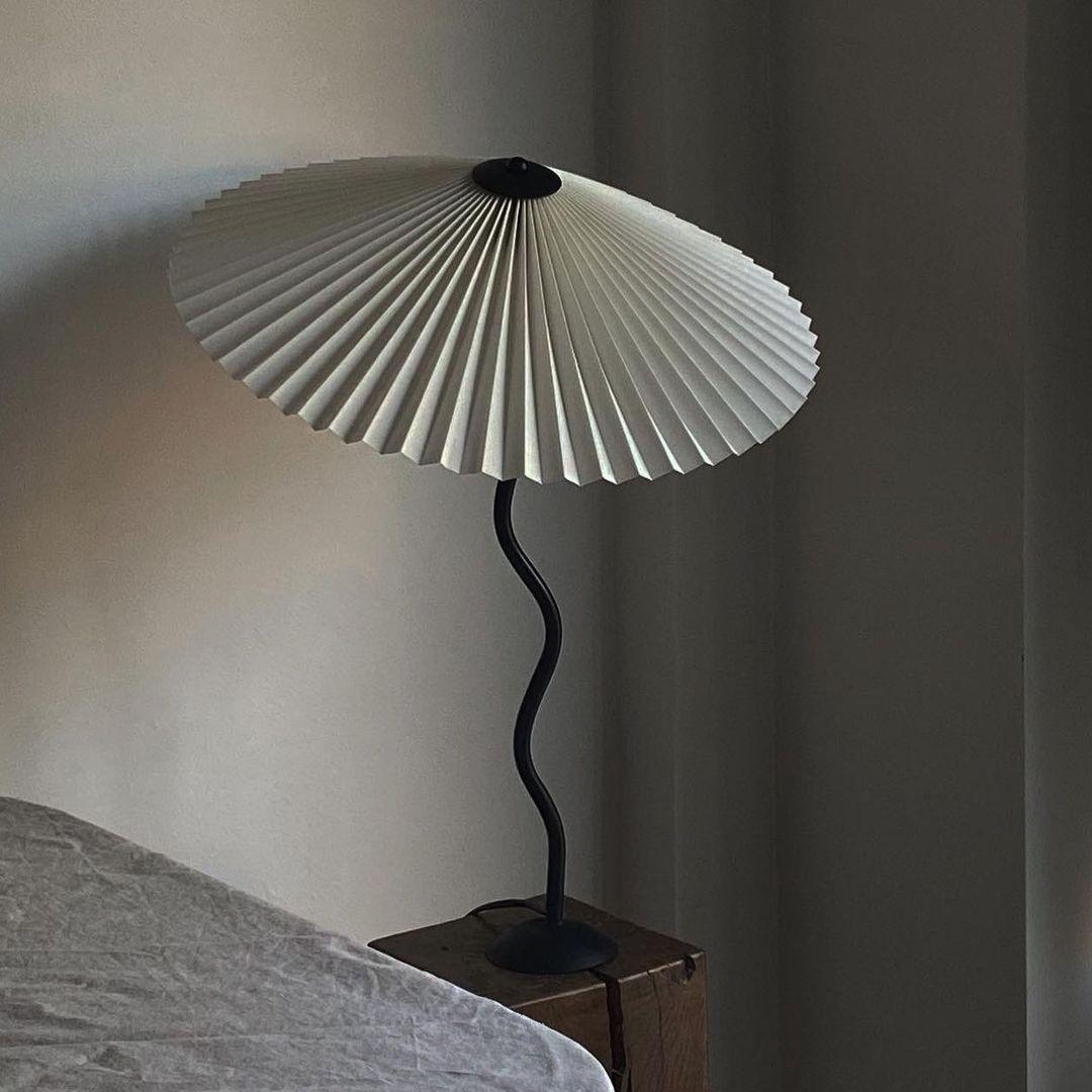 Tischlampe Squiggle – Moderne Lampe mit gewelltem Design für Wohnzimmer, Schlafzimmer und Büro