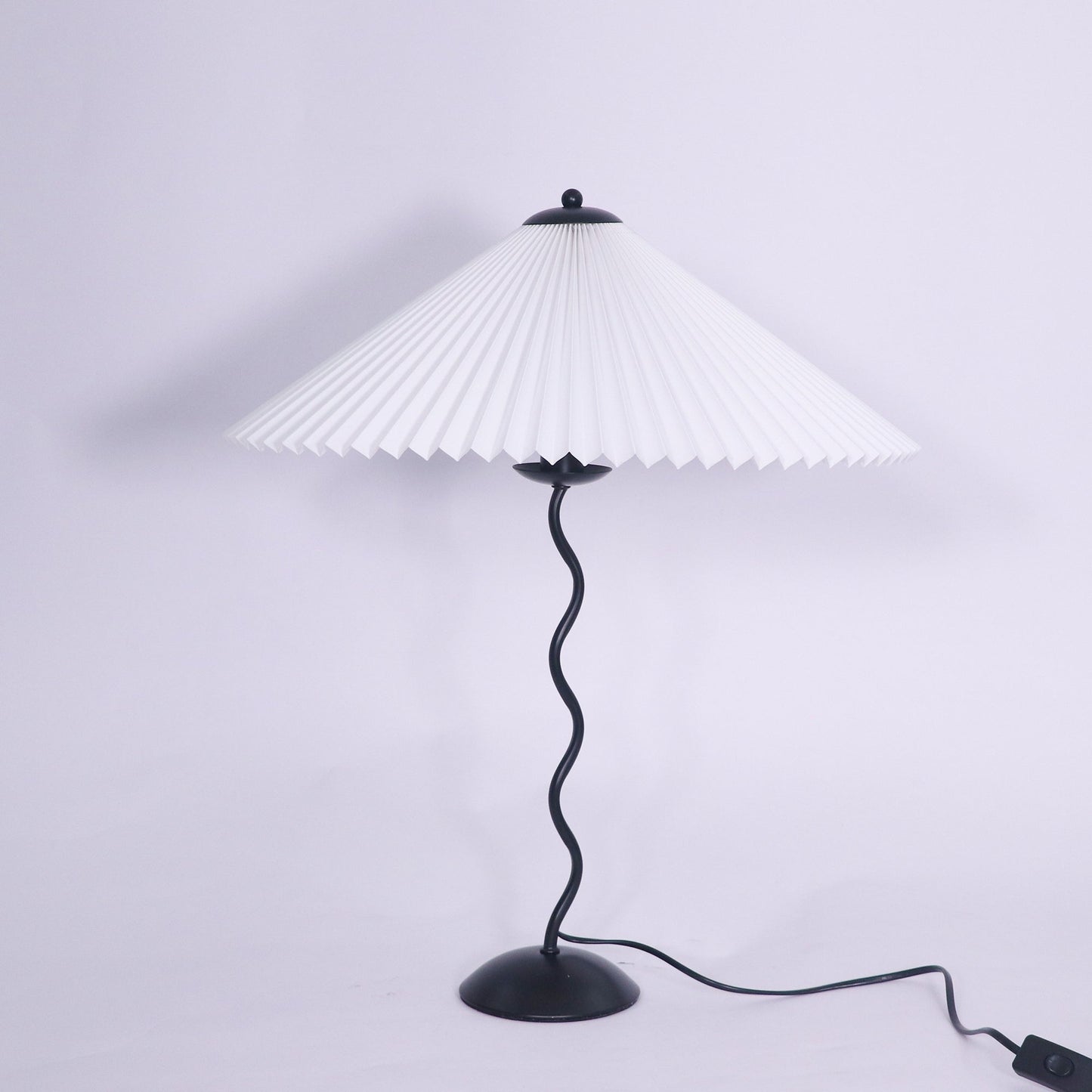Tischlampe Squiggle – Moderne Lampe mit gewelltem Design für Wohnzimmer, Schlafzimmer und Büro