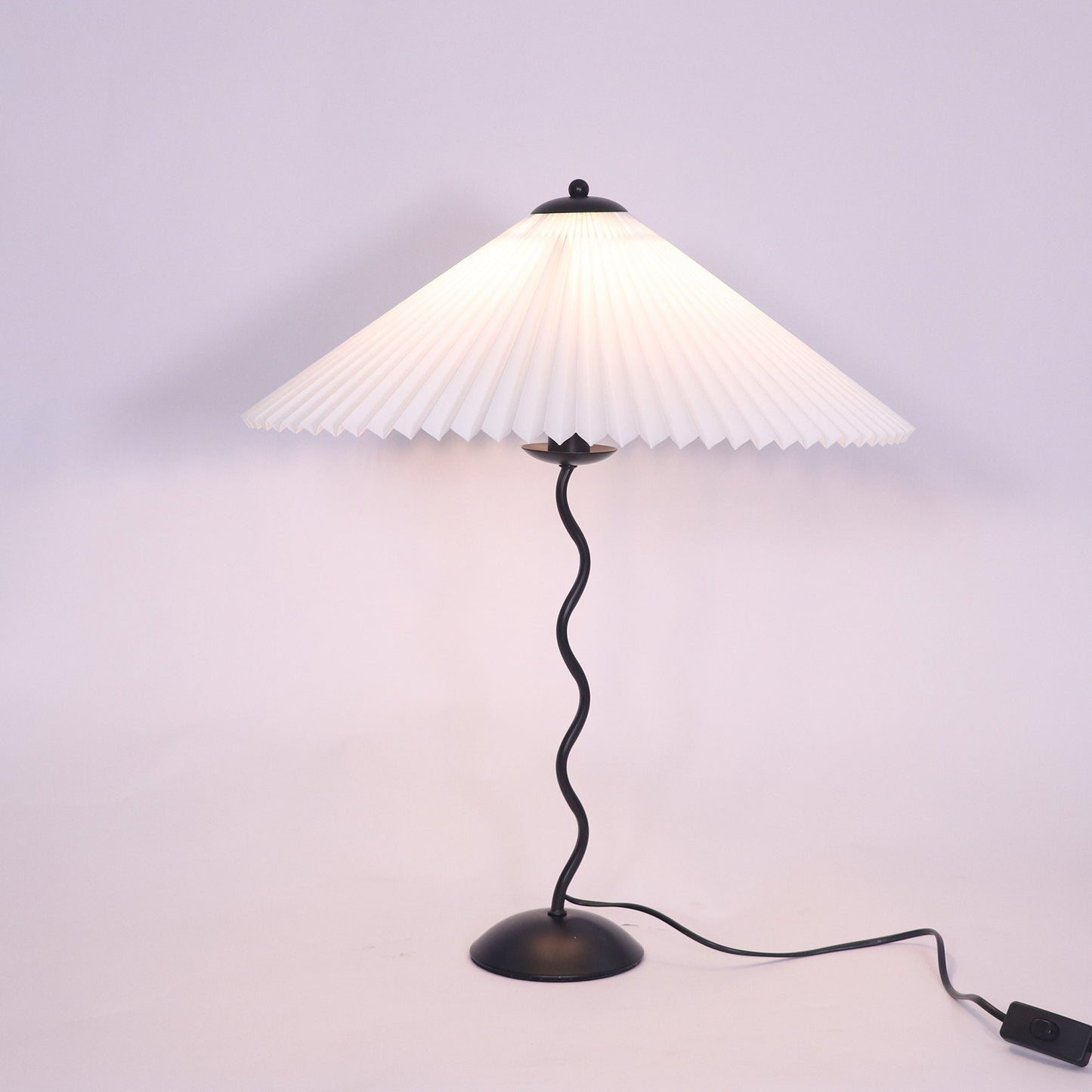 Tischlampe Squiggle – Moderne Lampe mit gewelltem Design für Wohnzimmer, Schlafzimmer und Büro
