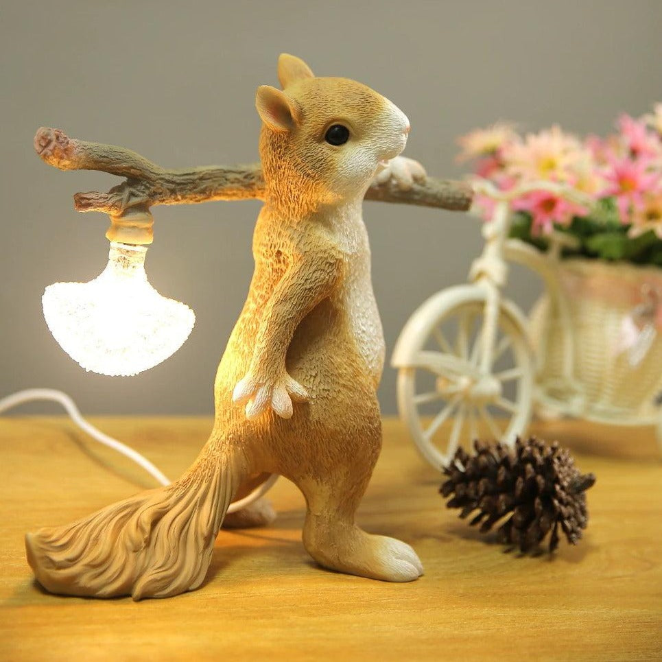 Tischlampe Eichhörnchen – Dekorative LED-Lampe mit Sockel aus Harz und Glas