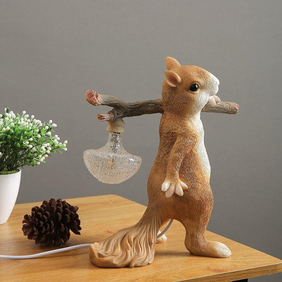 Tischlampe Eichhörnchen – Dekorative LED-Lampe mit Sockel aus Harz und Glas