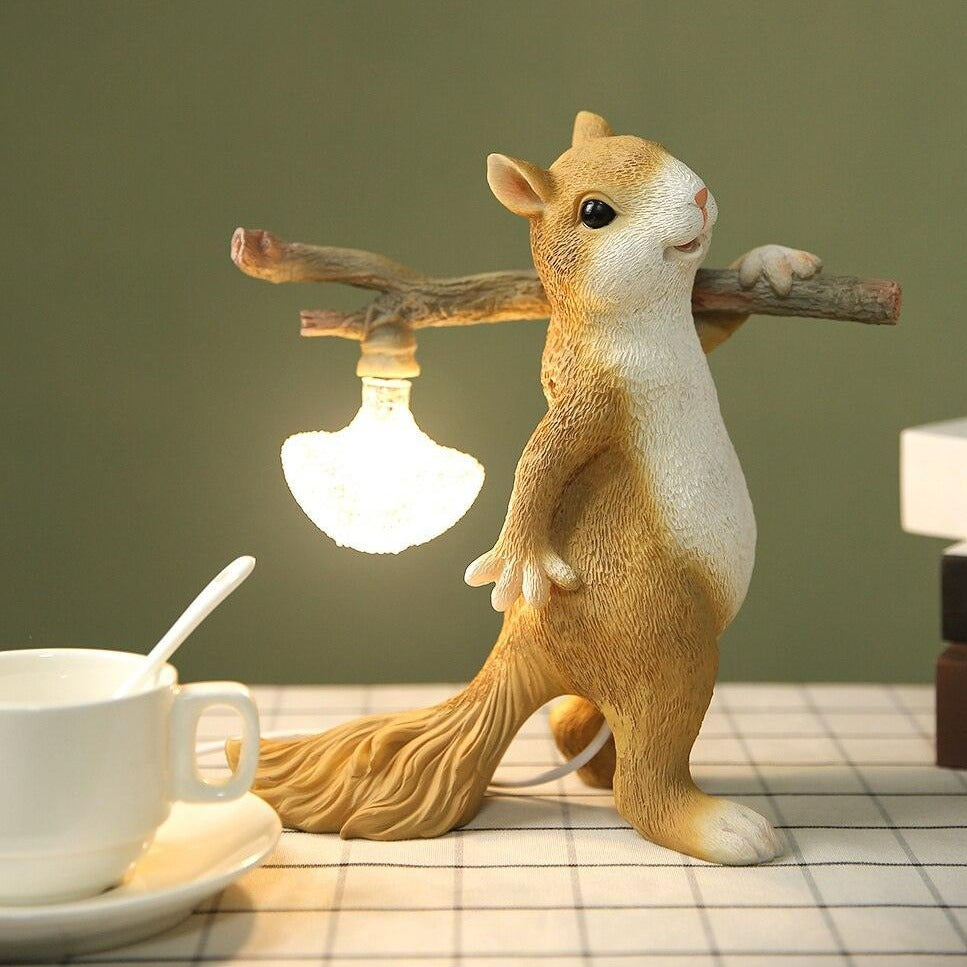 Tischlampe Eichhörnchen – Dekorative LED-Lampe mit Sockel aus Harz und Glas