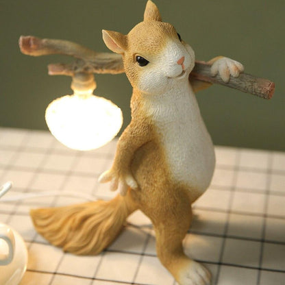 Tischlampe Eichhörnchen – Dekorative LED-Lampe mit Sockel aus Harz und Glas