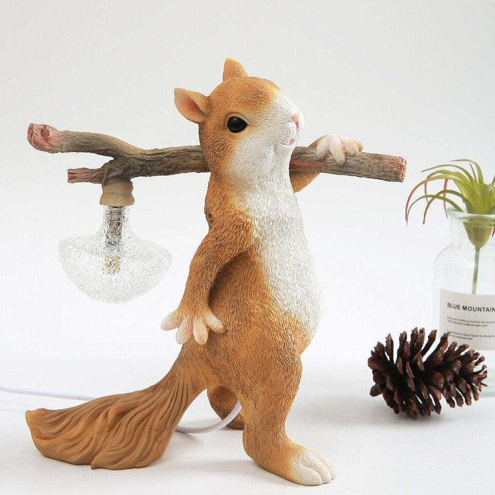 Tischlampe Eichhörnchen – Dekorative LED-Lampe mit Sockel aus Harz und Glas