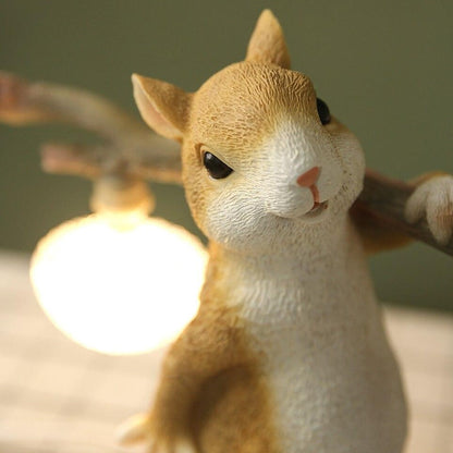 Tischlampe Eichhörnchen – Dekorative LED-Lampe mit Sockel aus Harz und Glas