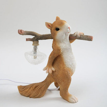 Tischlampe Eichhörnchen – Dekorative LED-Lampe mit Sockel aus Harz und Glas