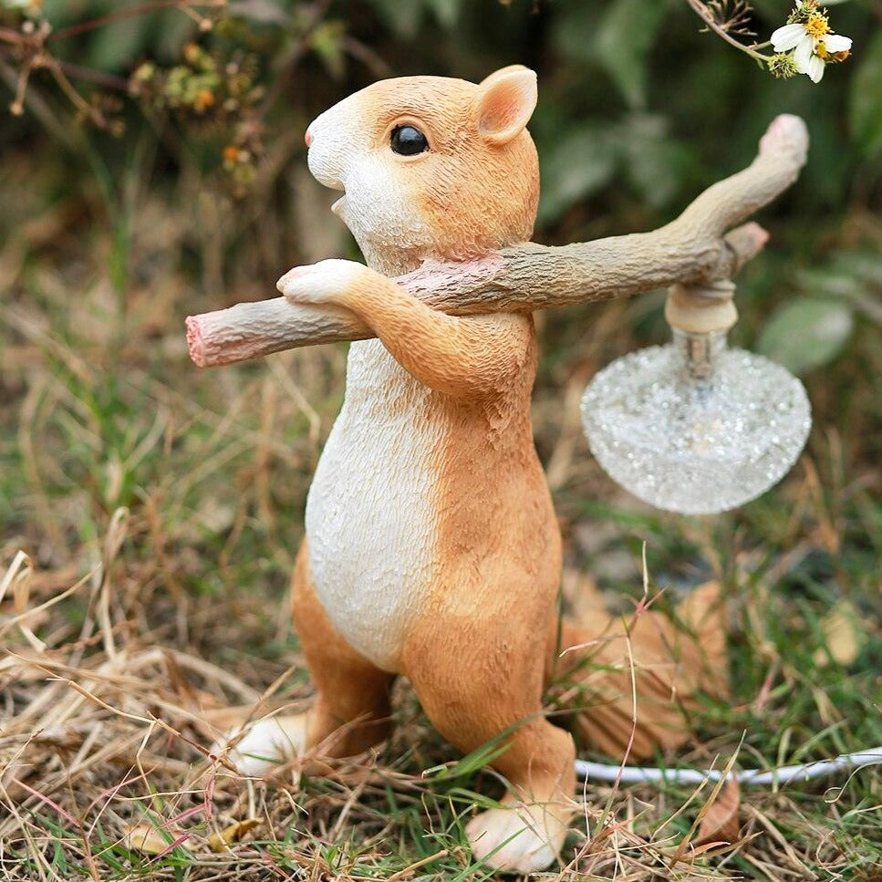 Tischlampe Eichhörnchen – Dekorative LED-Lampe mit Sockel aus Harz und Glas