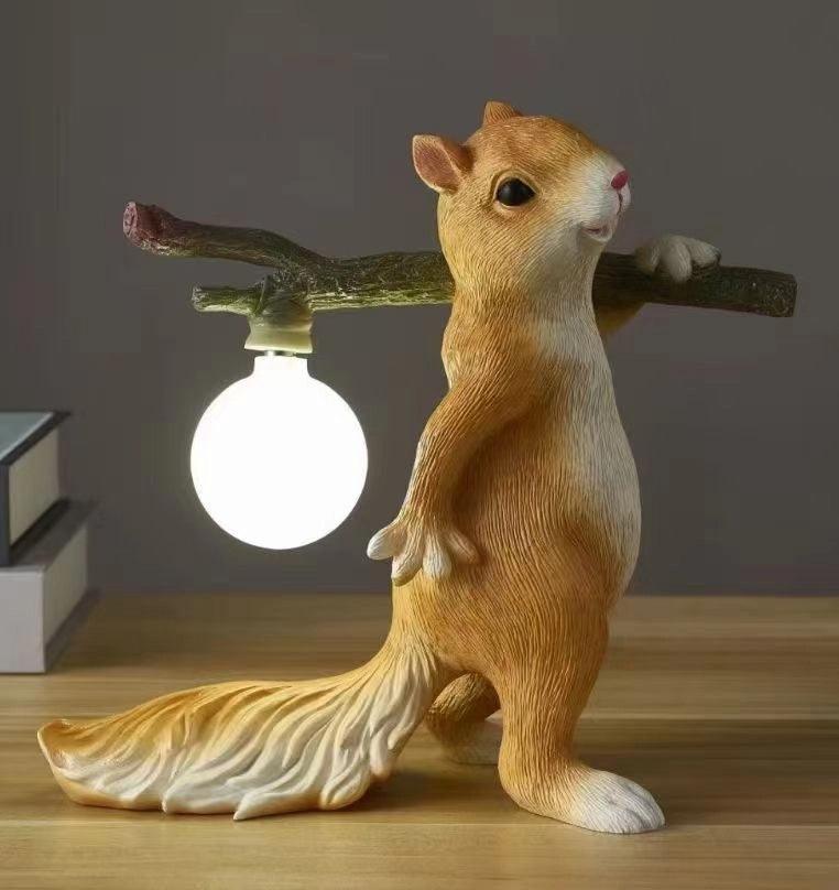 Garduru Tischlampe – Ein skurriler und bezaubernder Lichtakzent