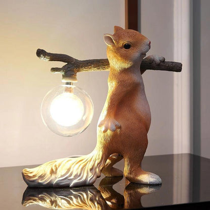 Tischlampe Eichhörnchen – Dekorative LED-Lampe mit Sockel aus Harz und Glas